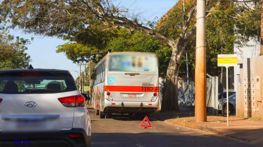Colapso no transporte coletivo: ônibus bate em poste e escancara falhas crônicas em Campo Grande