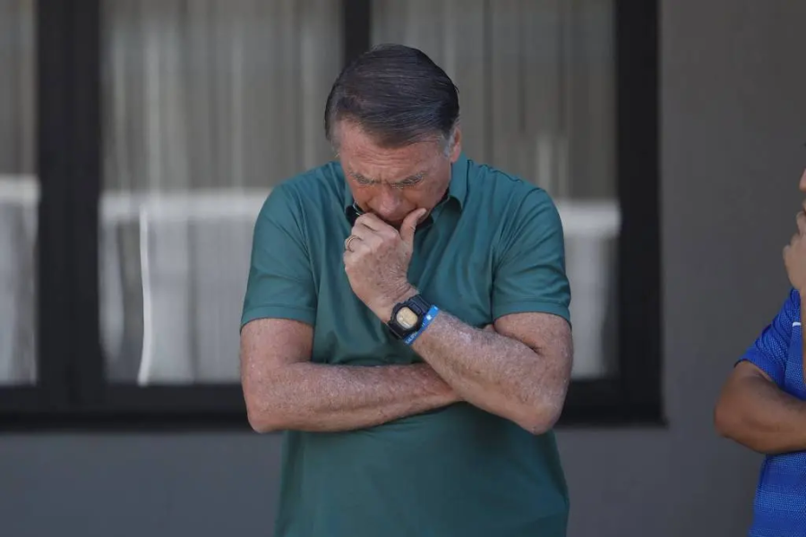 Crise de soluços e vômitos atinge Bolsonaro, mas internação é descartada