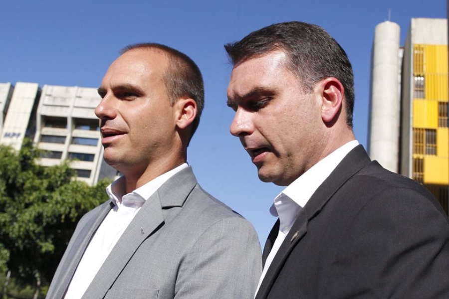 Flávio Bolsonaro sai em defesa de irmão e cobra liberdade do pai