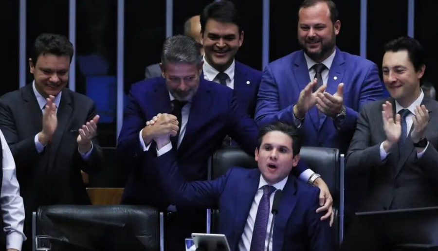 Câmara aprova isenção de IR para renda até R$ 5 mil e taxação dos ‘super-ricos’