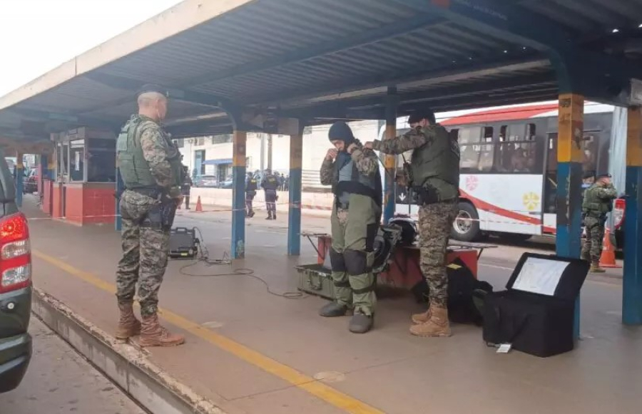 Idoso mascarado abandona bombas caseiras em terminal com ameaças a 'fascistas' e 'generais golpistas'