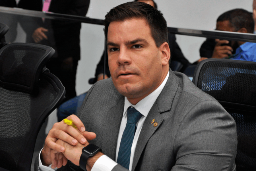 Governistas se mobilizam nos bastidores para sepultar candidatura de Capitão Contar ao Senado