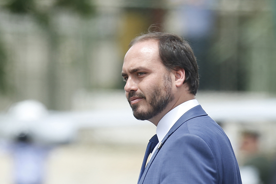 Carlos Bolsonaro anuncia candidatura ao Senado por Santa Catarina em 2026