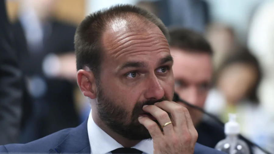 STF aceita denúncia e torna Eduardo Bolsonaro réu por crime de coação