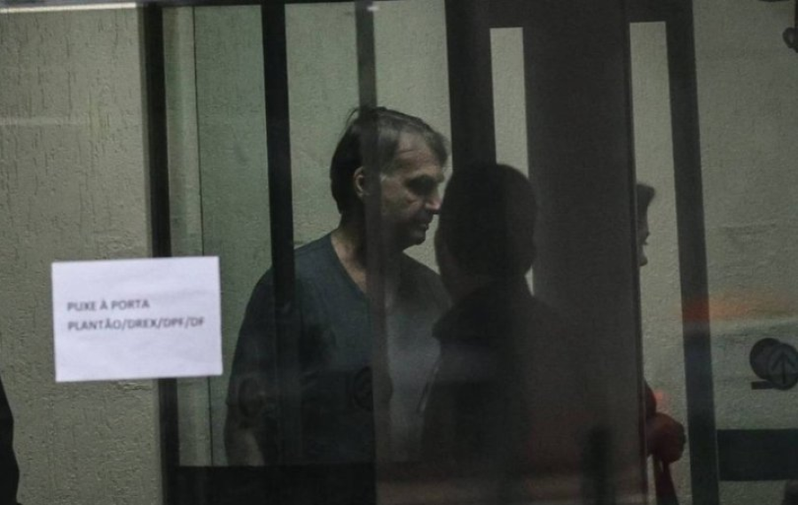 Relatório contradiz versão da defesa sobre episódio da tornozeleira de Bolsonaro