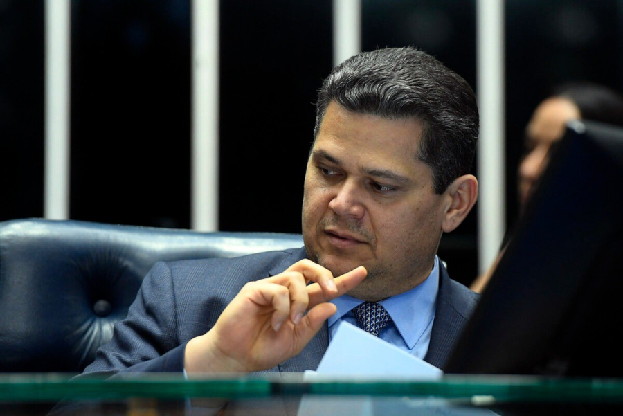 Alcolumbre suspende sabatina de Messias acusando omissão do Governo