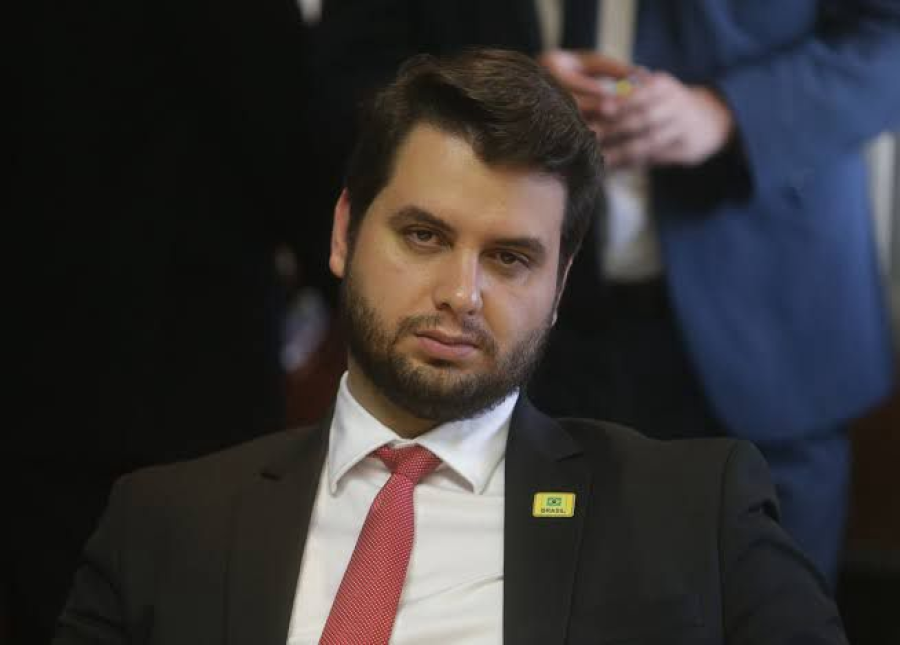 Ex-assessor de Bolsonaro vai a julgamento sob rigor processual e disputa sobre provas