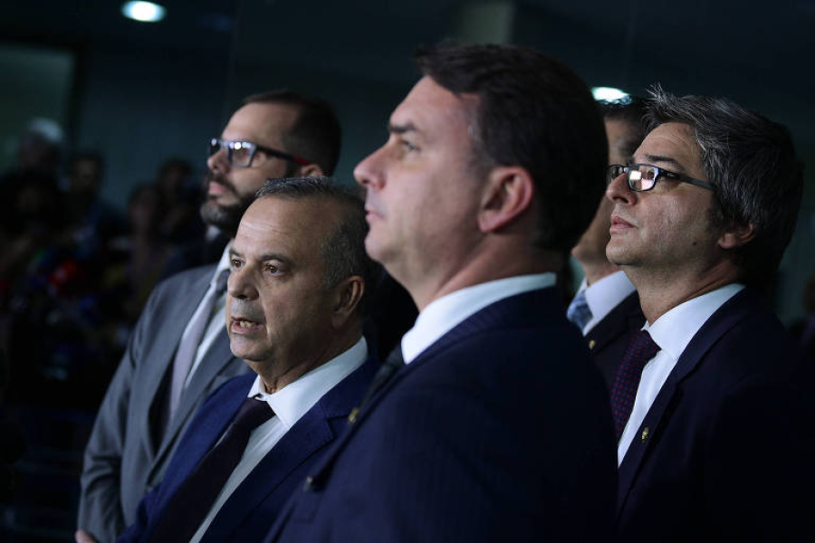 Flávio Bolsonaro busca apoio do PP e União Brasil para candidatura à Presidência, diz líder da oposição