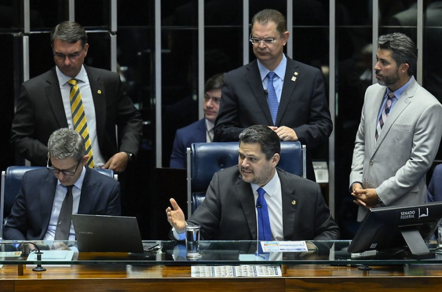 Senado se prepara para votar projeto que pode reduzir pena de Bolsonaro para regime aberto