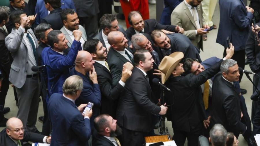 Confira como cada deputado votou na aprovação da lei que reduz pena de Bolsonaro