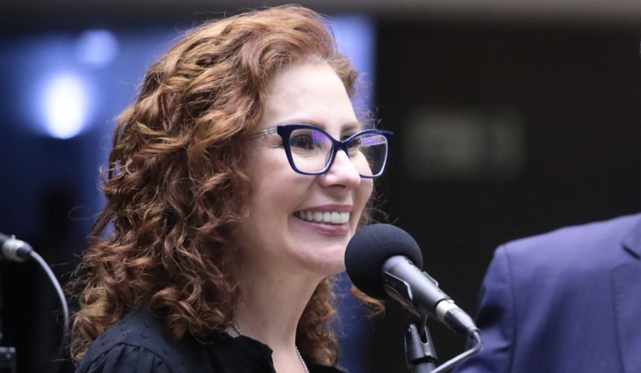 Câmara contraria STF e rejeita cassação do mandato de Carla Zambelli