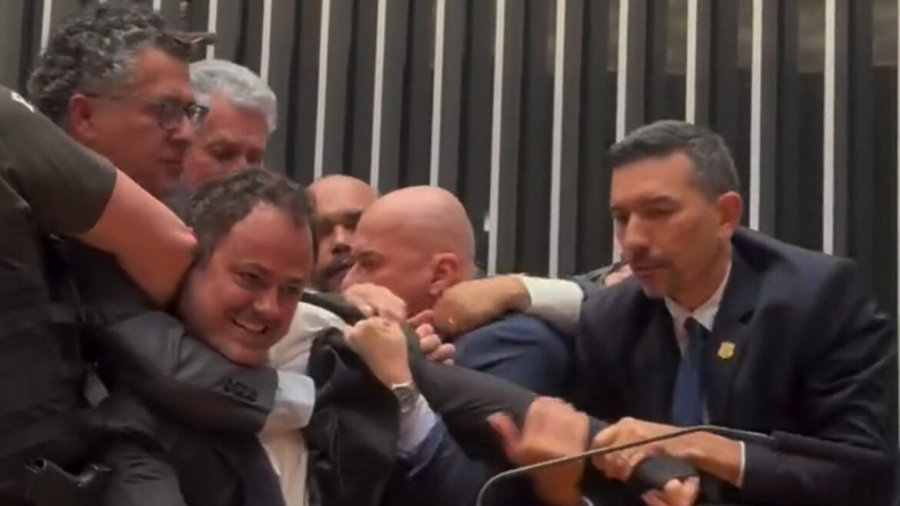 Câmara aplica suspensão de 6 meses a Glauber Braga e evita cassação definitiva