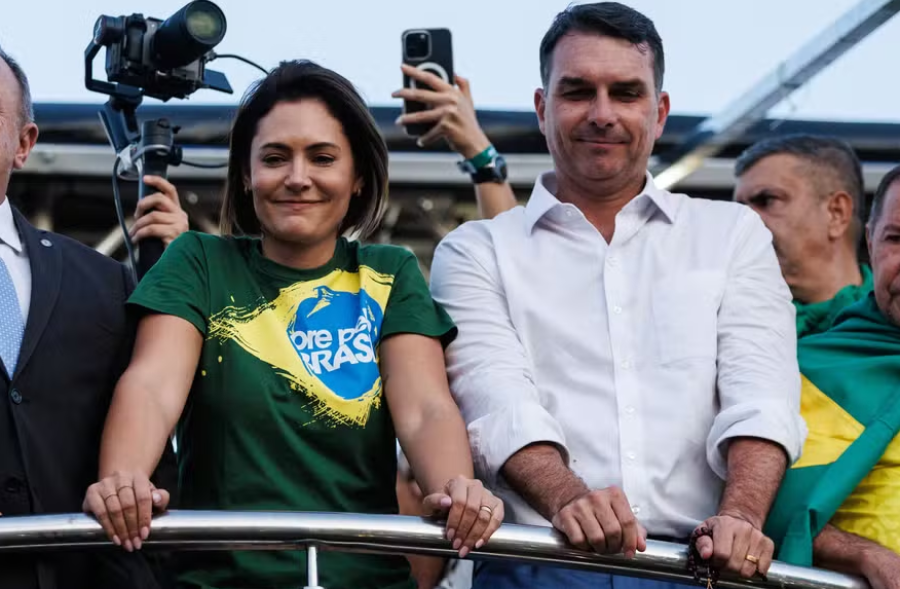 Pré-candidatura de Flávio reposiciona papel de Michelle nas eleições de 2026