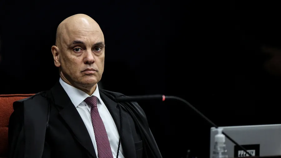 Filhos de Bolsonaro criticam Moraes após decisão contra prisão domiciliar