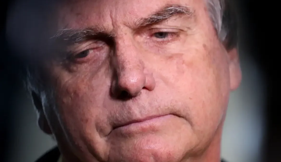 Bolsonaro passou mal e teve queda na cela onde está preso durante a madrugada, diz médico