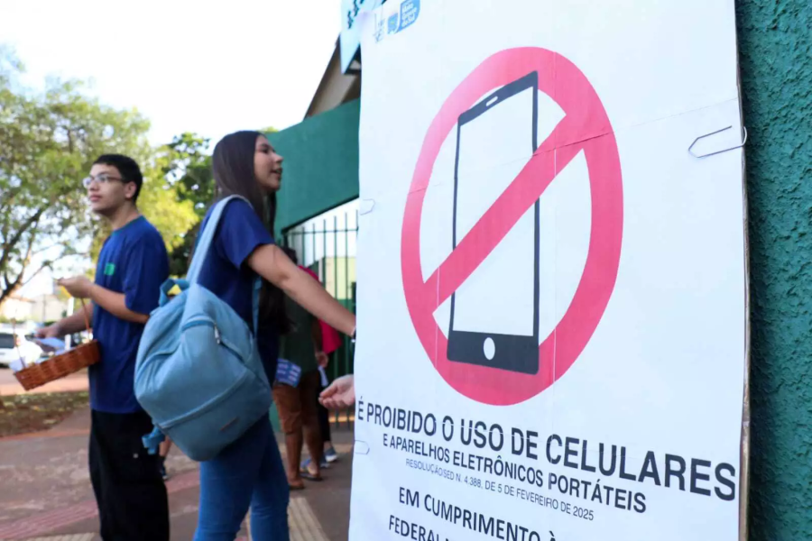 Proibição de celulares nas escolas do MS está associada à redução recorde na reprovação de estudantes