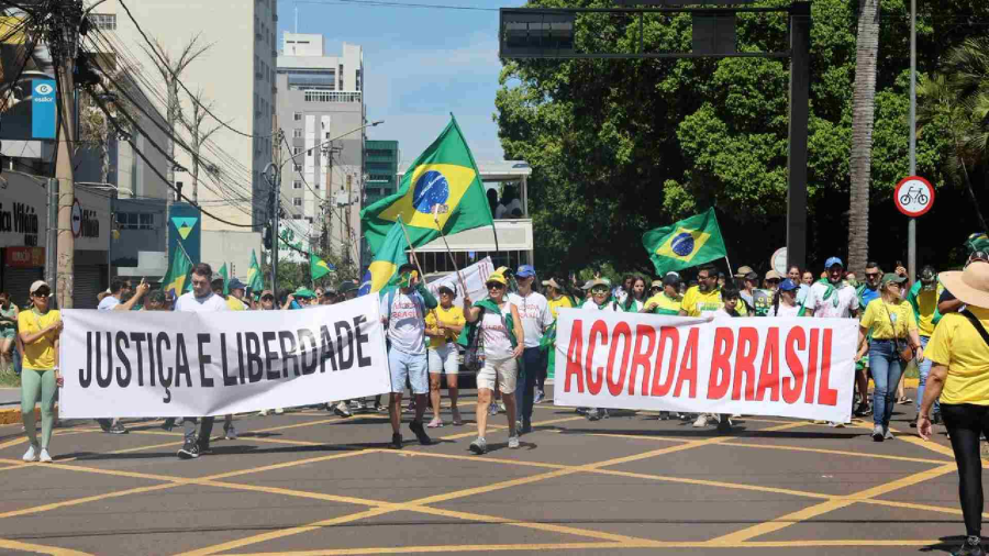 Caminhada em defesa da Anistia e críticas ao judiciário reúne 300 pessoas na Capital