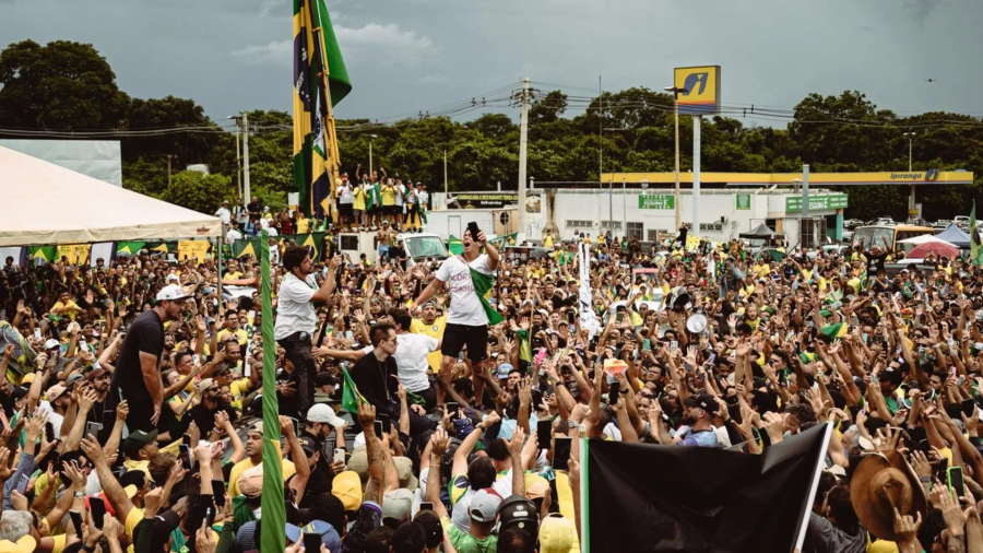 Nikolas Ferreira encerra marcha com discurso por CPMIs e críticas ao governo