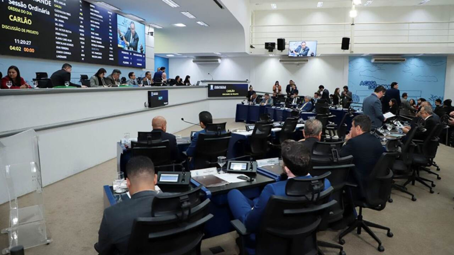Câmara vota veto ao aumento da taxa do lixo e projetos sobre multas e transparência em primeira sessão de 2026