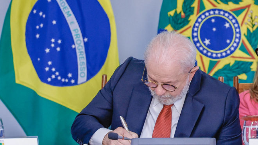 Lula sanciona reajuste a servidores do Legislativo, mas veta “penduricalhos” acima do teto