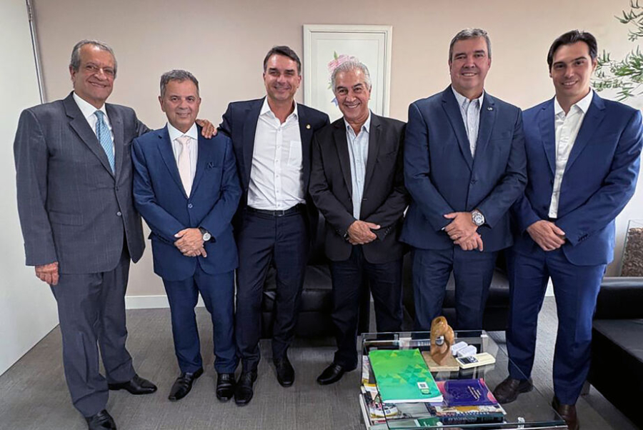 Flávio Bolsonaro bate o martelo e garante apoio do PL à Riedel e Azambuja