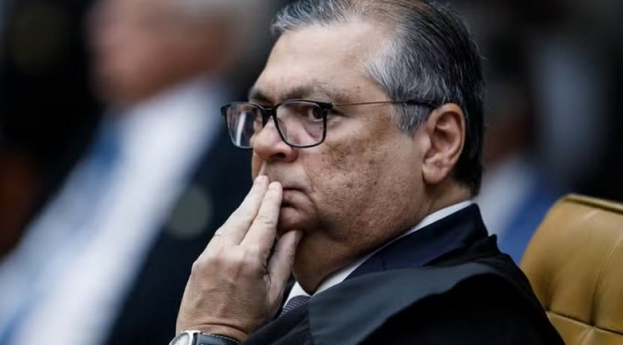 Dino suspende quebra de sigilo de Lulinha na CPMI do INSS após vazamento de movimentações milionárias