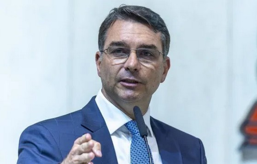 Flávio Bolsonaro critica Lula por medidas contra alta dos combustíveis e diz que governo “empurra problema com a barriga”