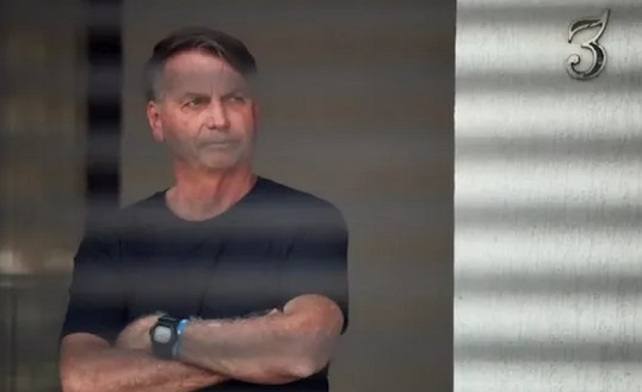 Prisão domiciliar amplia presença política de Bolsonaro e beneficia campanha de Flávio