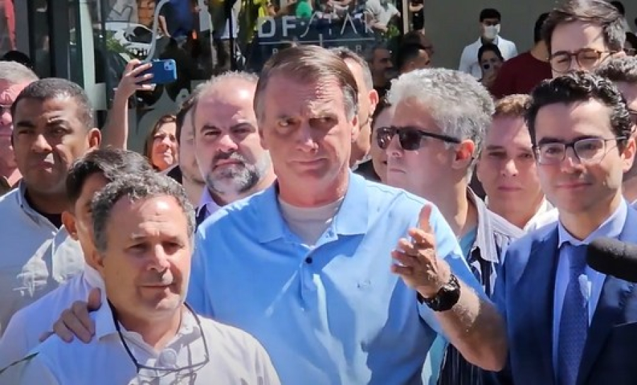 Bolsonaro recebe alta e volta para a prisão domiciliar
