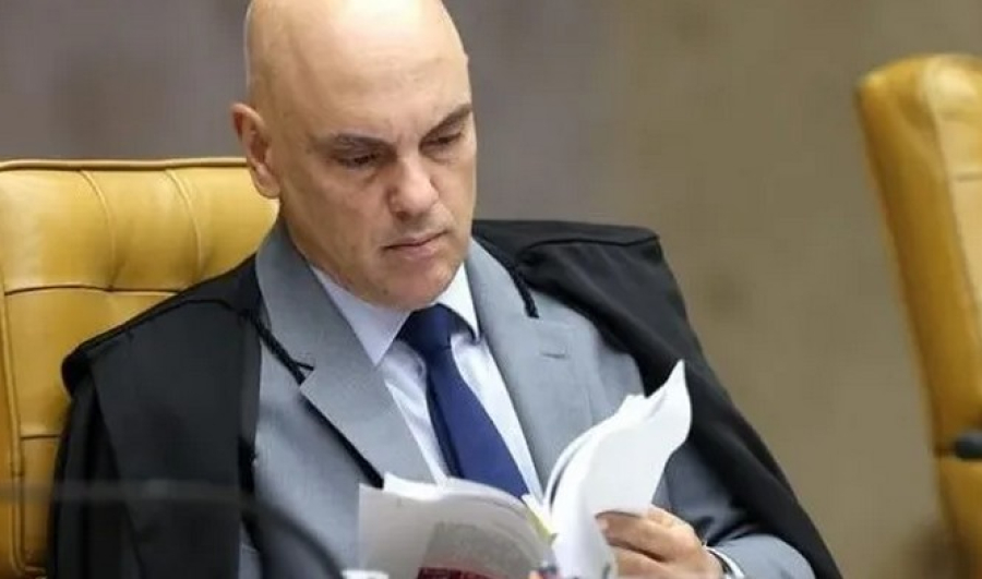 Moraes dá 24 horas para Bolsonaro explicar possível descumprimento de regras da prisão domiciliar após vídeo de Eduardo