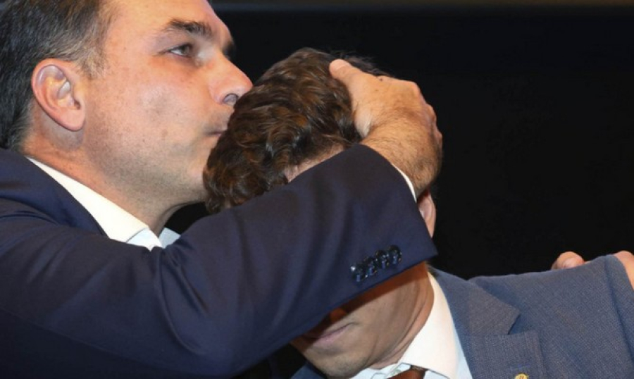 Flávio Bolsonaro atribui críticas de Eduardo a aliados a “nervosismo” e defende Nikolas Ferreira