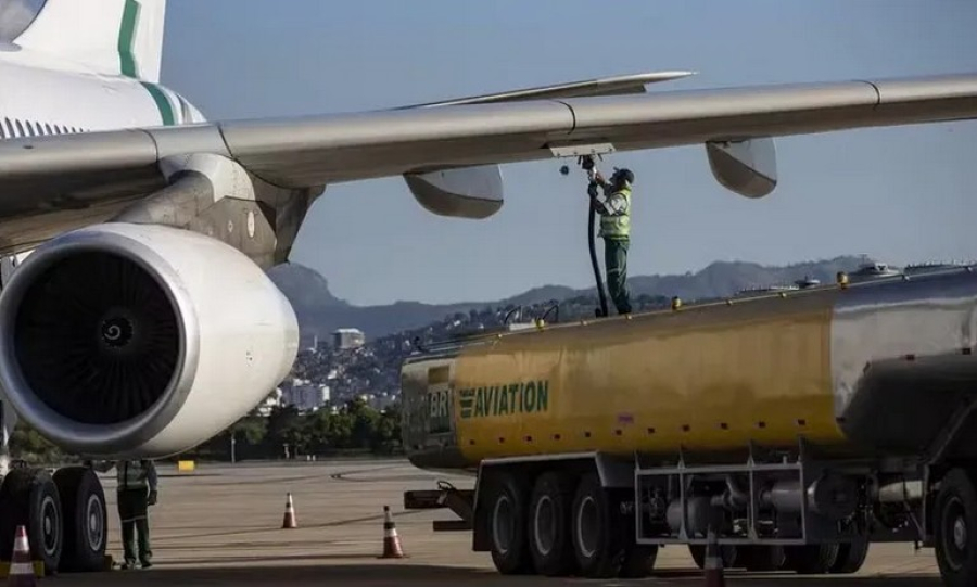 Petróleo oscila, passagens aéreas disparam e Câmara aperta regras para postos de combustíveis