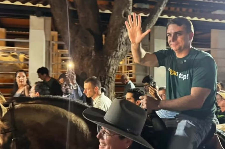 Flávio Bolsonaro se aproxima do agronegócio em abertura da Expogrande em Campo Grande