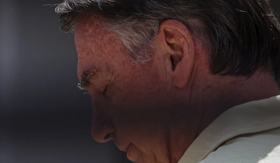Defesa de Bolsonaro pede autorização ao STF para cirurgia no ombro durante prisão domiciliar