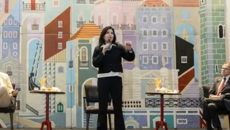 Durante evento em São Paulo, a pré-candidata ao Senado criticou a militarização do ensino público e defendeu um planejamento estratégico de longo prazo para a democracia e a economia brasileira.