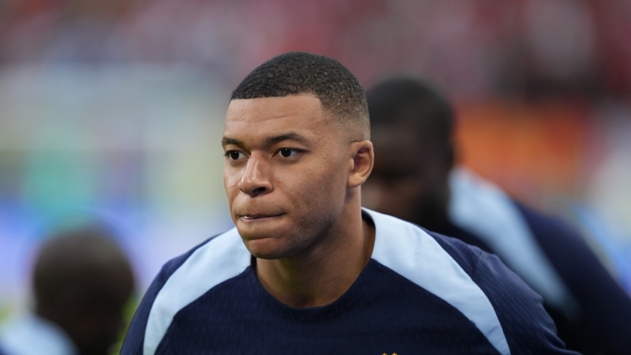 Mbappé tem conta hackeada com elogios a CR7 e críticas ao 'anão' Messi