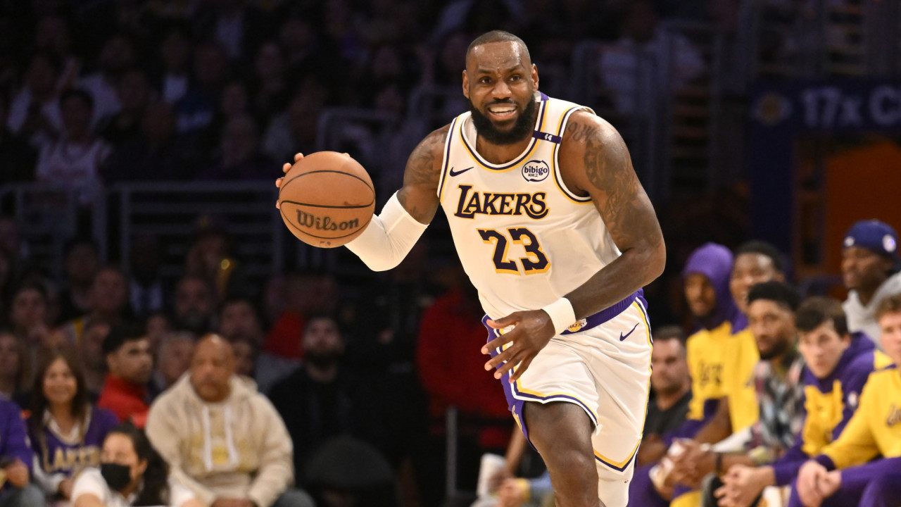 Lakers vencem Sacramento Kings com 'triple-double' de LeBron James na NBA