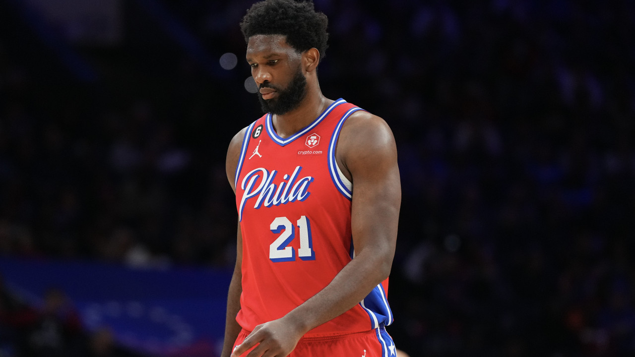 Embiid é multado em quase R$ 500 mil por gestos obscenos em jogo da NBA