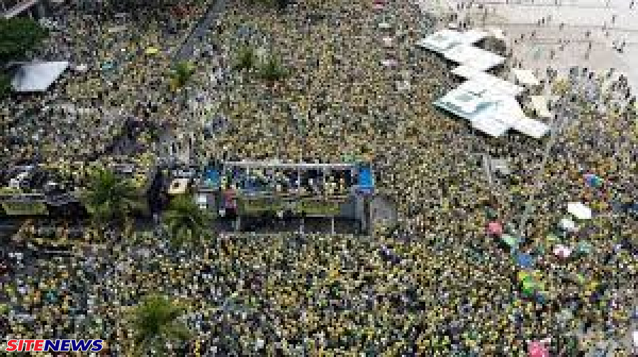 Segundo PMRJ ato em Copacabana reuniu 400 mil pessoas para ato 