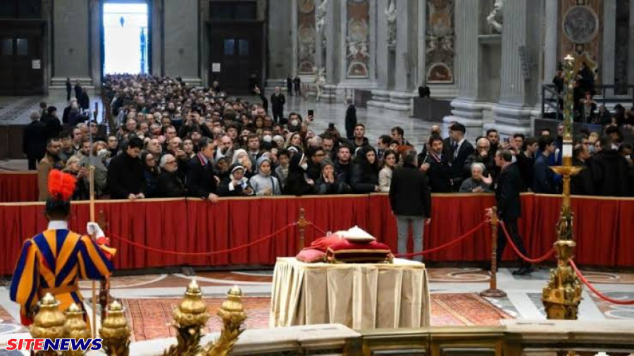 Fiéis esperam por horas para dar último adeus a Papa Francisco 
