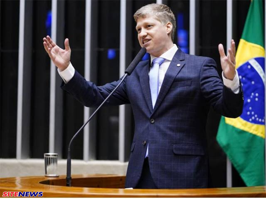 O deputado federal Marcel van Hattem (Novo-RS) publicou em rede social onde fala sobre “CPI do roubo dos aposentados”