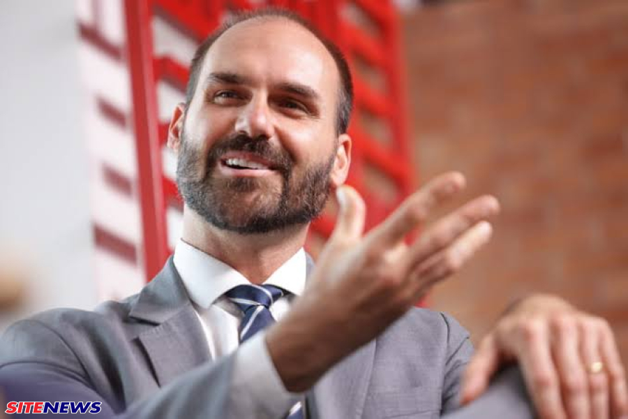 O líder do PT na Câmara deputado Lindbergh Farias (PT-RJ) entrou com uma representação criminal na PGR contra Eduardo Bolsonaro 