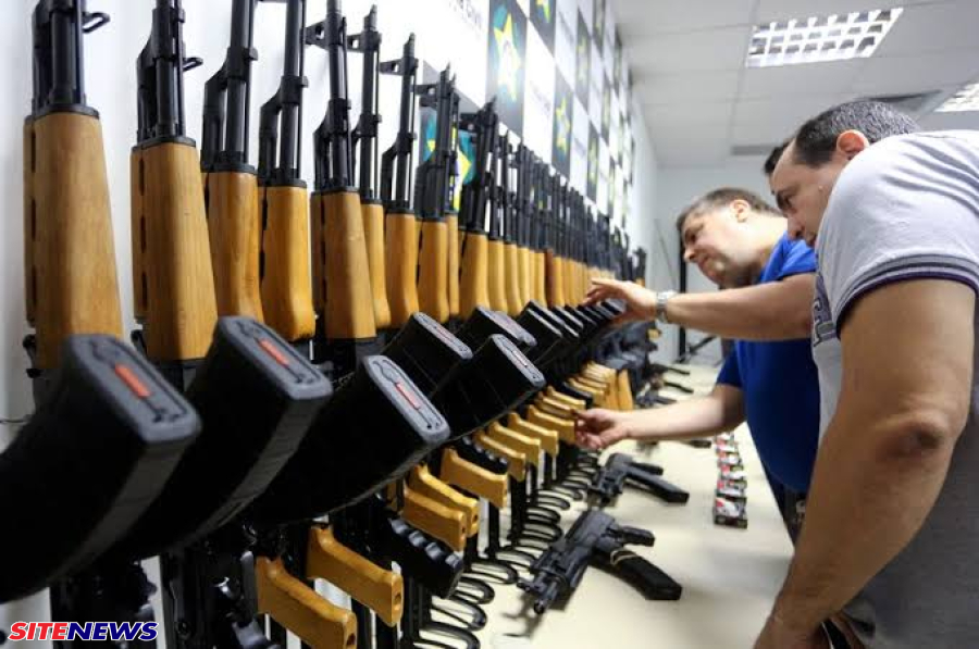 A Câmara dos Deputados aprovou um projeto de lei que aumenta a pena para porte de arma de uso restrito